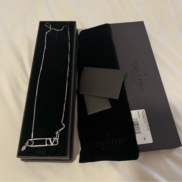 BNWT Valentino Men Necklace V Logo Silver Palladium - Picture 3 of 10